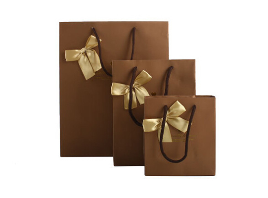 Les sacs de cadeau/partie de papier promotionnels de papier met en sac avec des poignées pour l'emballage de chocolat
