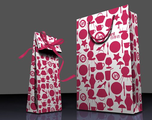 Adapté aux besoins du client imprimant les sacs de papier en gros de cadeau avec des poignées, Resuable et qui respecte l'environnement